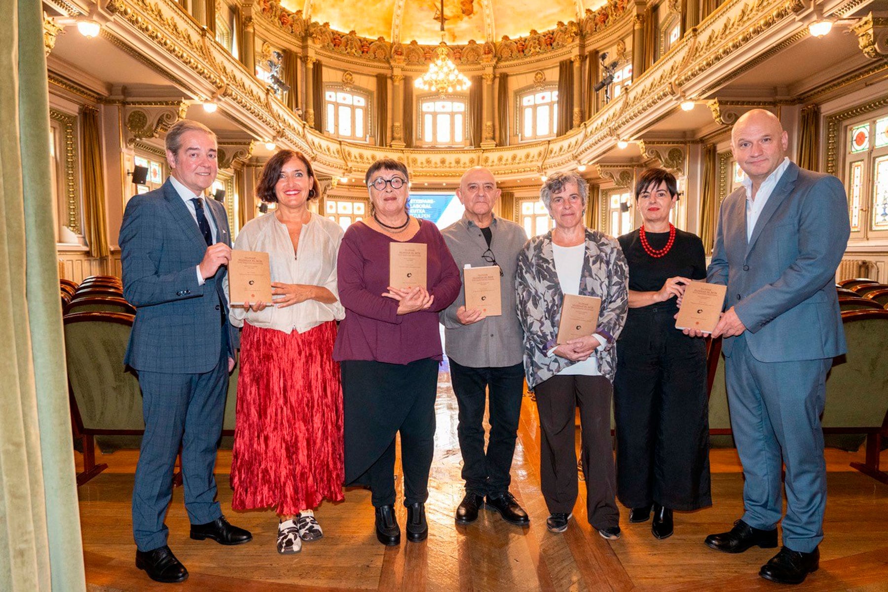 L&#039;escriptor alcoià Manel Rodríguez Castelló, en el centre de la imatge