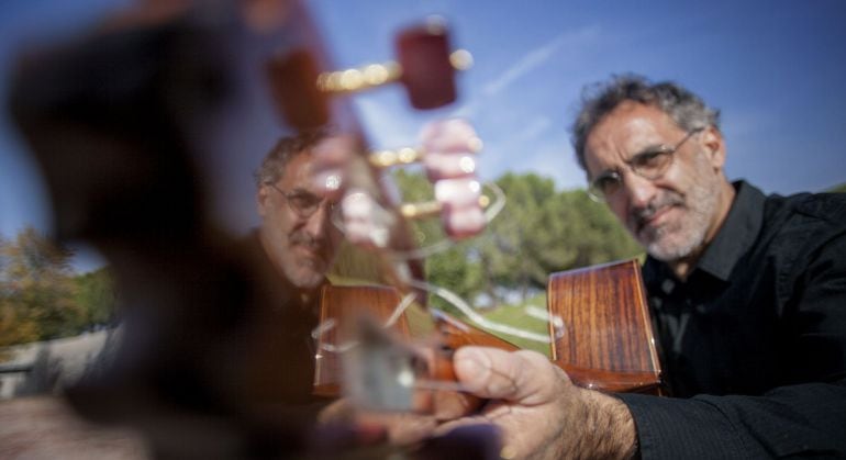 Rafa Sánchez, con su inseparable guitarra.