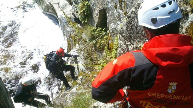 Ejercicio de rescate en la montaña salmantina