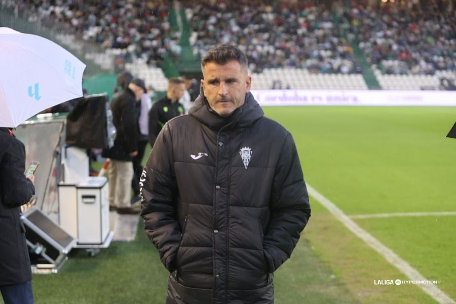 Óliver de la Fuente Ramos hablando con Robertone en el Almería-Sporting.