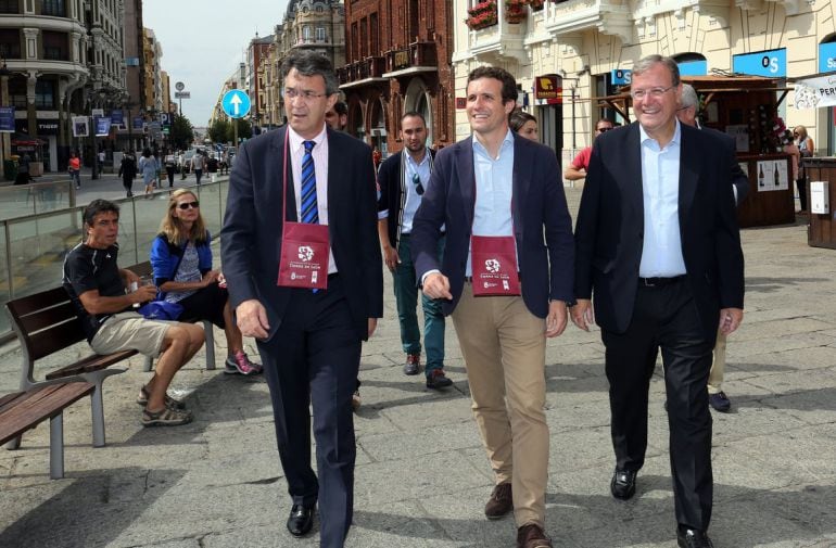 Pablo casado pasea por León junto al alcalde, Antonio Silván, y al presidente de la Diputación, Juan Martínez Majo