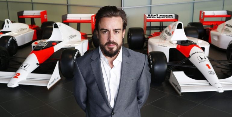 Fernando Alonso durante su presentación como nuevo piloto de la escudería McLaren Honda para la próxima temporada, en el Centro Tecnológico de McLaren en Woking (Reino Unido) hoy, jueves 11 de diciembre de 2014. Alonso aseguró que confía &quot;en lograr el ter