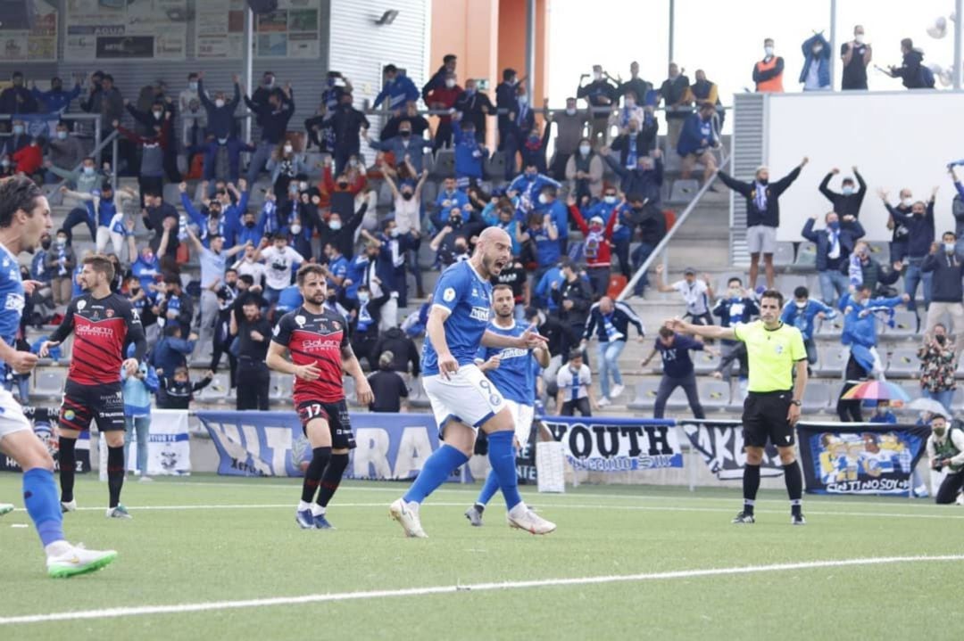 Antonio Sánchez grita el gol tras anotar de penalti el empate a uno