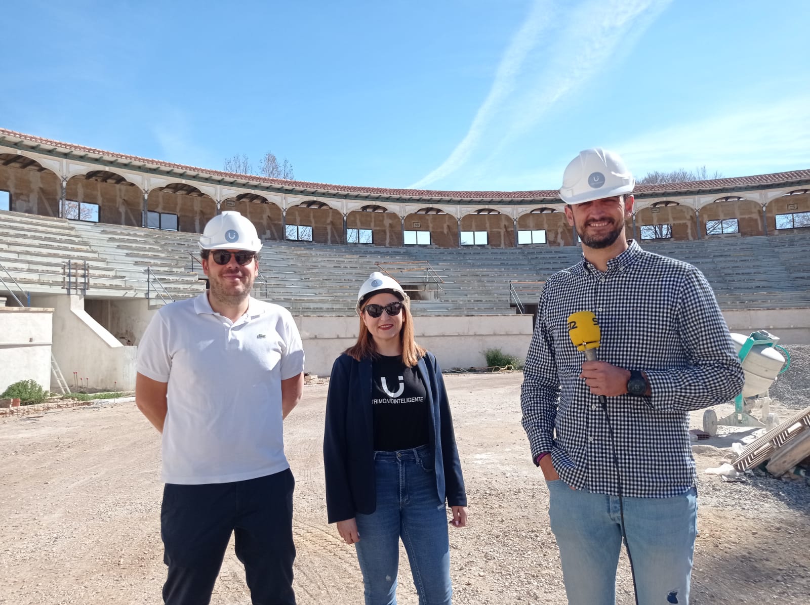 José Luis Martínez, director de la obra, María José Serrano, responsable de las obras y Juan Coronel, presidente del Club Taurino en el interior del coso de Sutullena