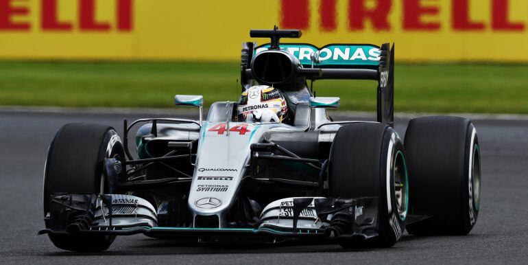 Hamilton circulando con su coche en Silverstone