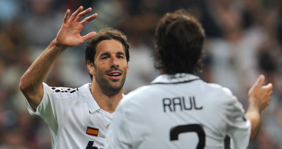 Ruud Van Nistelrooy celebra un gol con Raúl González