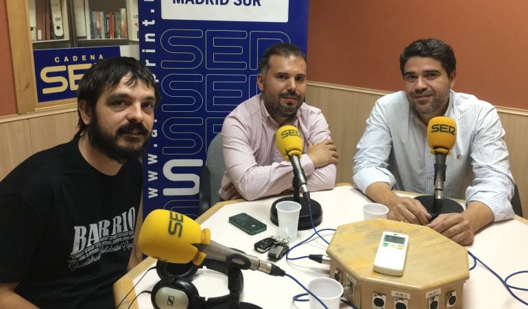 Sergio Manzano, concejal de Ganar Fuenlabrada; Carlos Delgado, portavoz de ULEG en Leganés y David Conde, portavoz del PP del Valdemoro, en la tertulia de Hoy por Hoy