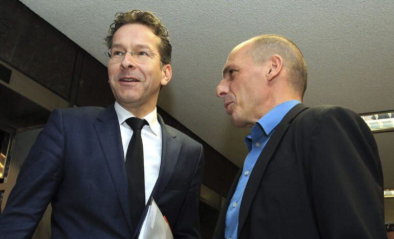 El presidente del Eurogrupo, Jeroen Dijsselbloem conversa con el ministro de Finanzas griego, Yanis Varufakis.