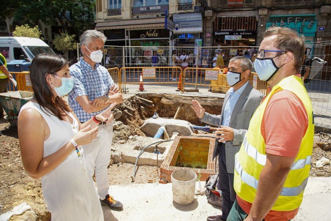 La concejala de Ciclo Integral del Agua, Elisa Valía, ha visitado algunas de las obras que están en marcha en la ciudad. 