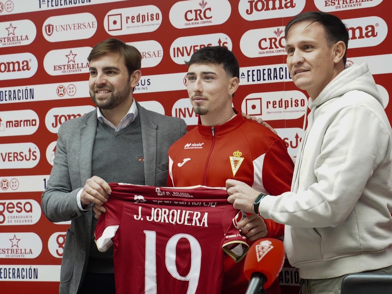 Joel Jorquera, nuevo jugador del Real Murcia, en su presentación.