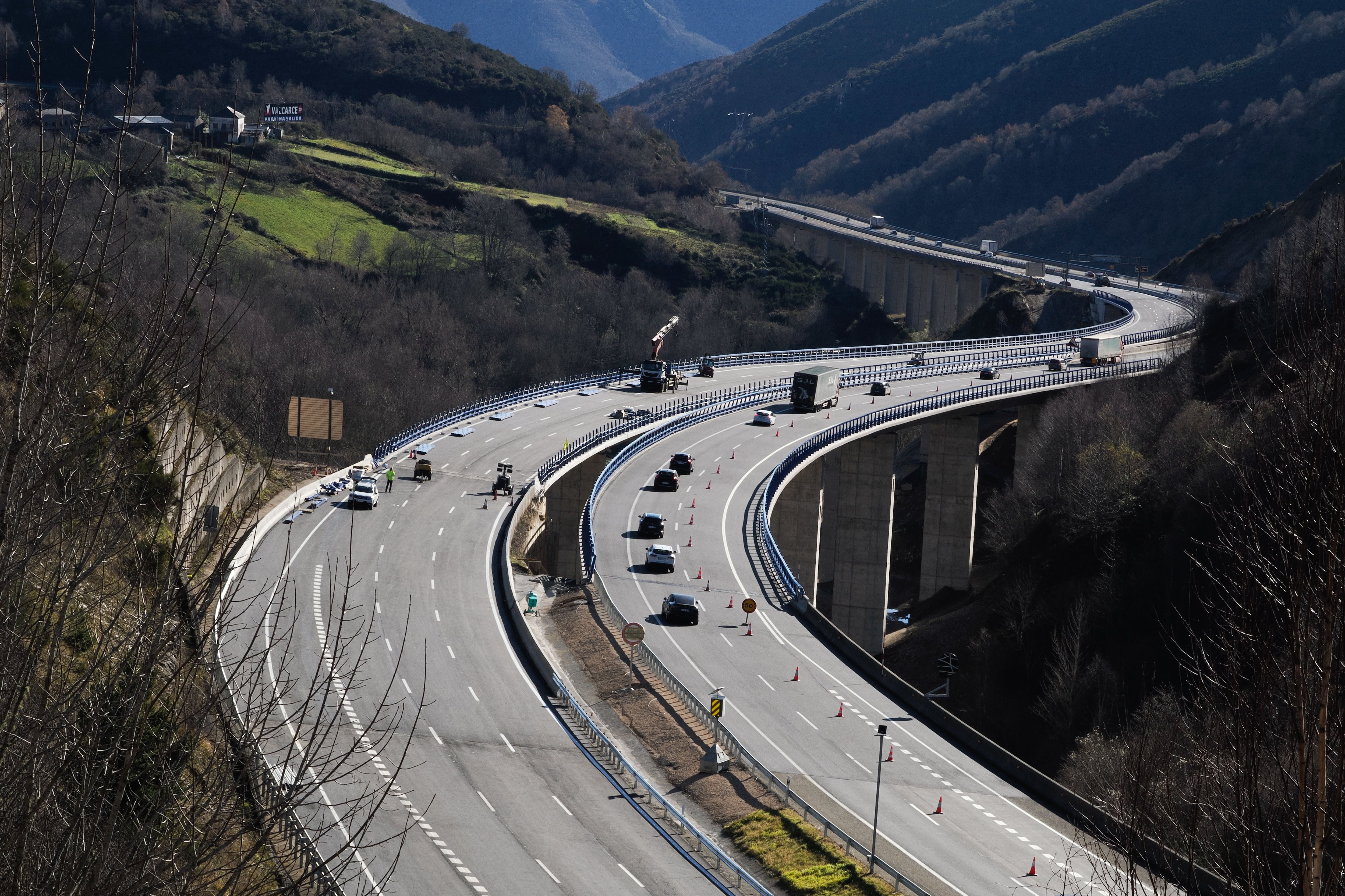 A CORUÑA, 26/12/2024.- Vista del segundo viaducto de O Castro en la A-6, que enlaza Castilla y León y Galicia y que sufrió su desplome en junio de 2022, y un tramo de la A-54, en los primeros días de enero. El director general de Carreteras del Estado, Juan Pedro Fernández Palomino, ha confirmado que el lunes 30 de diciembre se abrirá el día 30 y un tramo de la A-54, en enero.- EFE/ Eliseo Trigo

