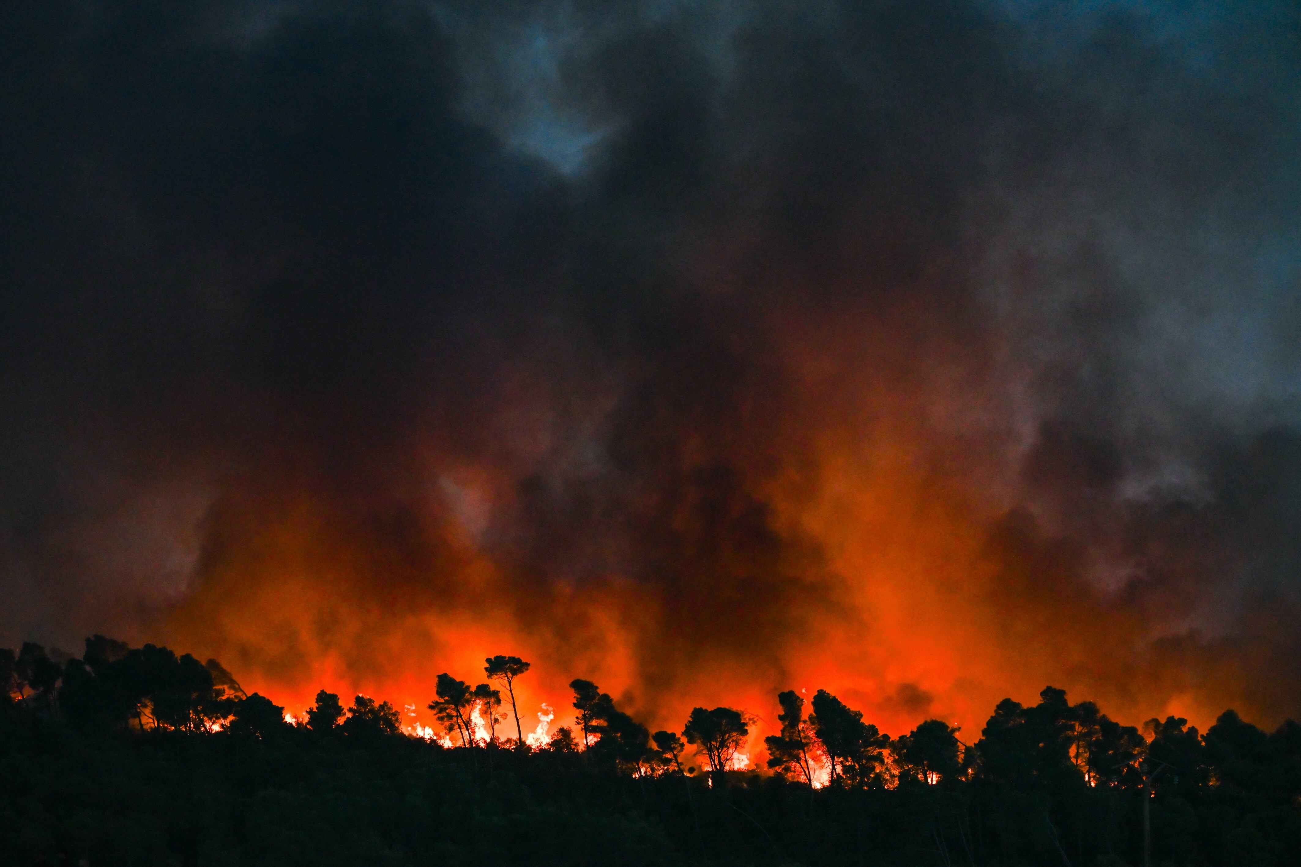 Las llamas recorren parte de la región de l'Aude, al sur de Francia, en un incendio que ya ha quemado más de 16.000 hectáreas.