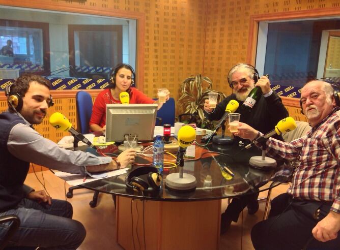 Marino Montero y Javier Urroz brindan con Agua de Bilbao en 'Hoy por hoy Bilbao'