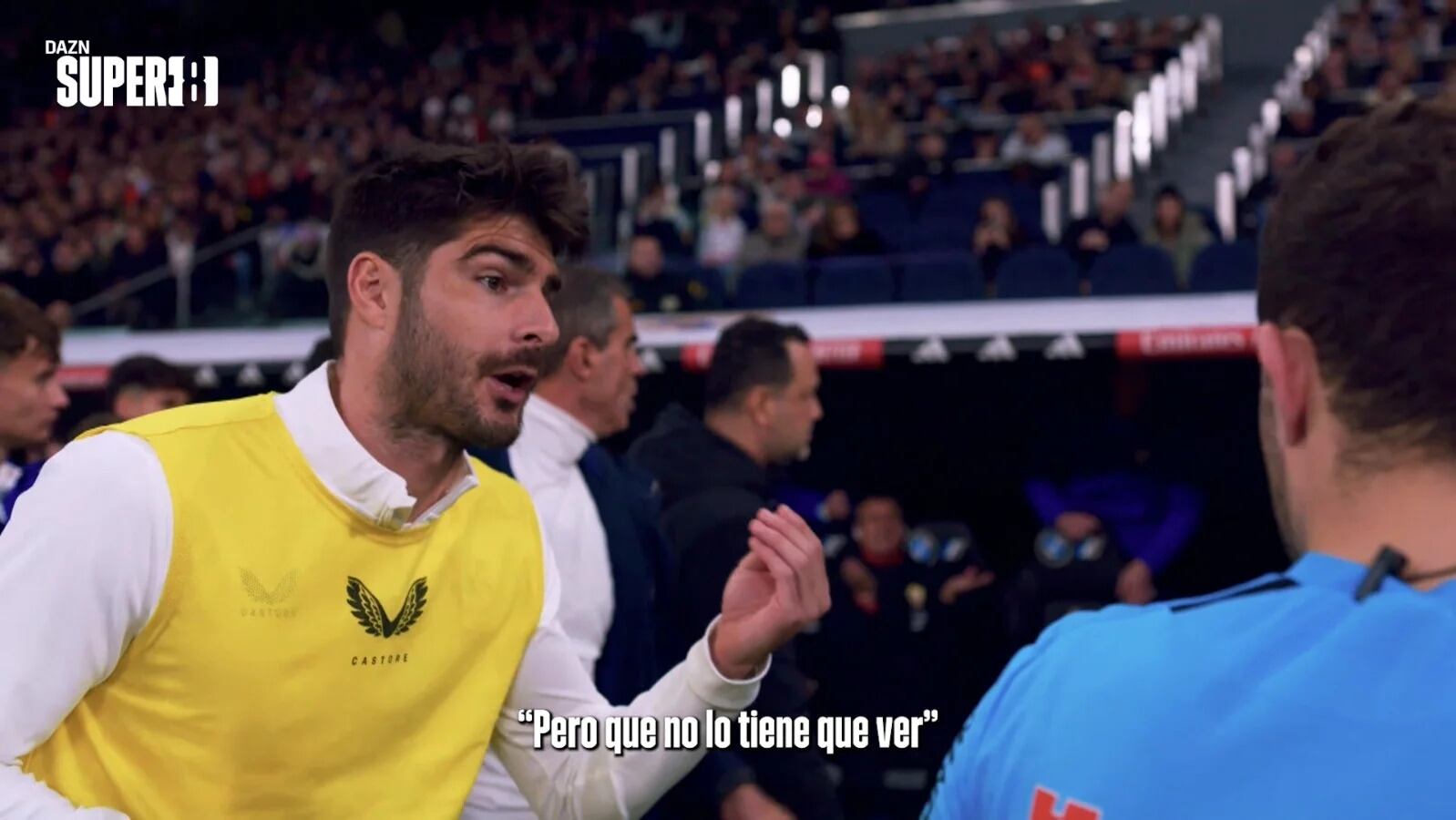 Desesperación del futbolista del Almería con las decisiones de los colegiados en el Bernabéu.