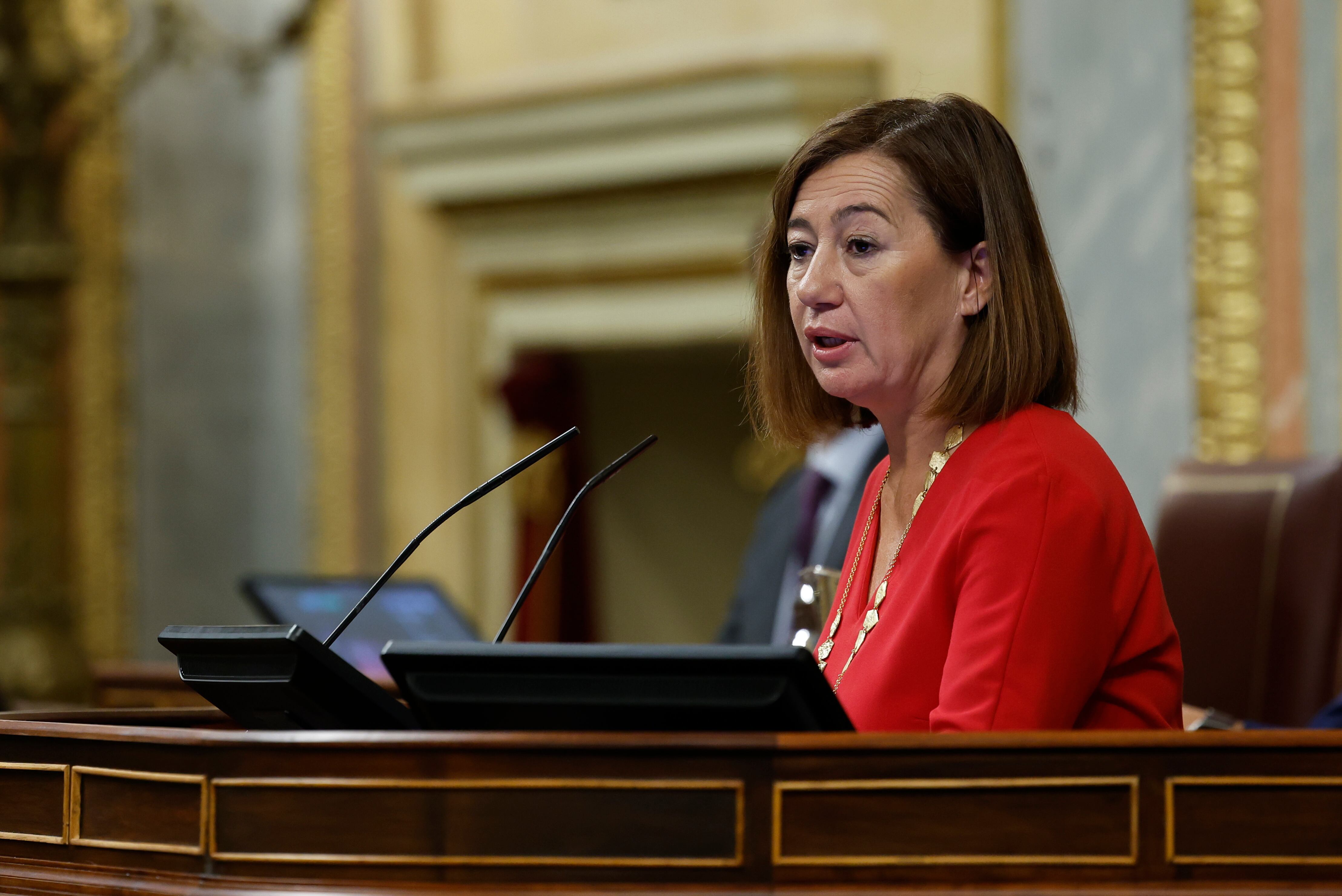 MADRID, 30/10/2024.- El Congreso ha suspendido este miércoles el pleno de control al Gobierno que se estaba celebrando ante la magnitud de la tragedia provocada por la dana, pero mantiene la sesión extraordinaria convocada este martes para debatir el decreto sobre RTVE. La decisión ha sido adoptada por la presidenta de la Cámara, Francina Armengol (imagen), después de una reunión de la Junta de Portavoces en la que no ha habido acuerdo unánime de los grupos para suspender la actividad plenaria en su conjunto como había pedido el PP. EFE/ Chema Moya
