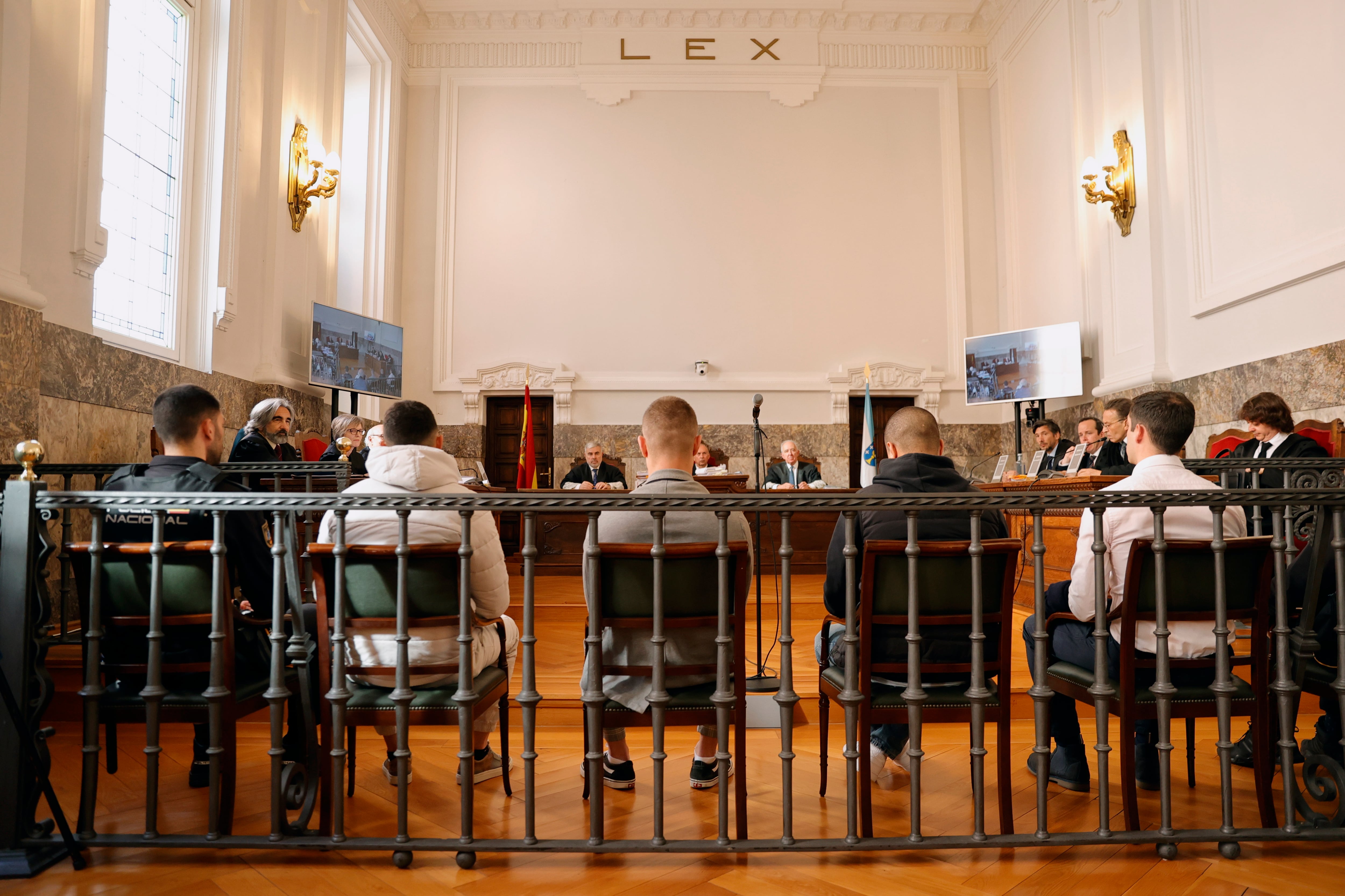 A CORUÑA (ESPAÑA), 28/04/2025.- Vista de los codenados durante la vista de apelación contra la sentencia que condenó a cuatro adultos por asesinar a Samuel Luiz en A Coruña en 2021, celebrada este lunes en Tribunal Superior de Xustiza de Galicia. EFE/Cabalar