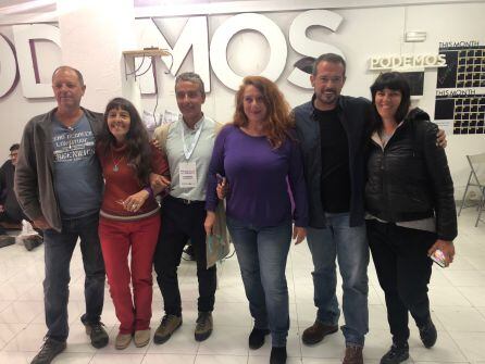 Los representantes de la coalición posando en la sede de Podemos