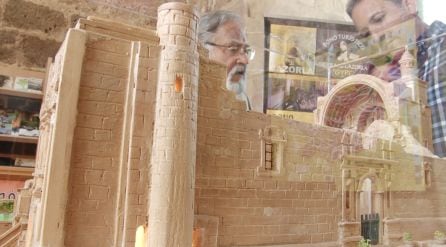 La maqueta realizada en madera es una reproducción muy detallista del emblemático monumento cazorleño