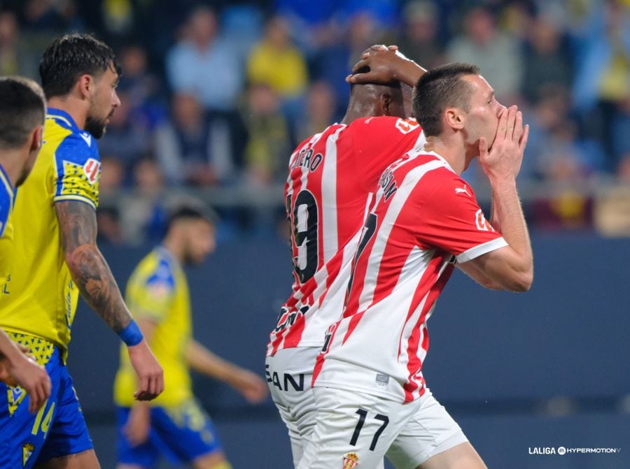 Dubasin y Juan Otero lamentan una ocasión fallada por el Sporting.