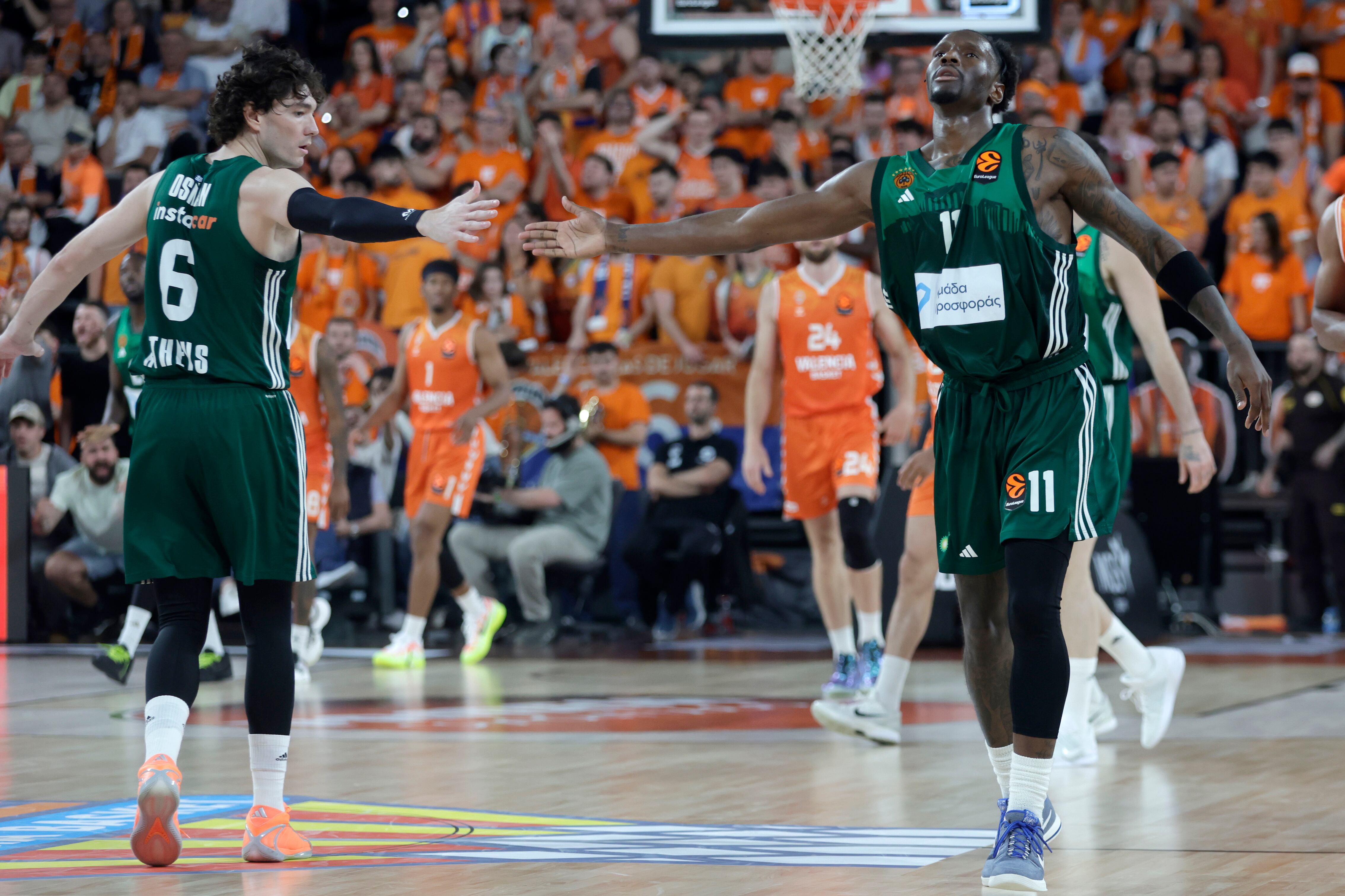 VALENCIA, 30/04/2026.- Los jugadores del Panathinaikos Nigel Hayes-Davis (d) y Cedi Osman celebran una canasta, durante el segundo partido de cuartos de final de la EuroLiga que Valencia Basket y Panathinaikos BC disputan este jueves en el Roig Arena, en Valencia. EFE/Miguel Ángel Polo.