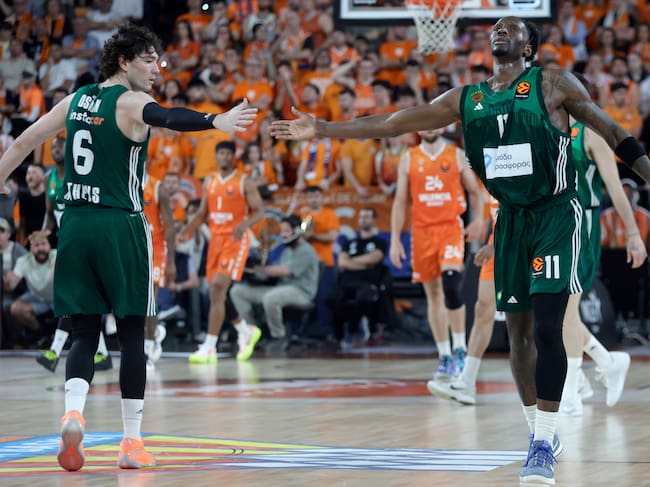 VALENCIA, 30/04/2026.- Los jugadores del Panathinaikos Nigel Hayes-Davis (d) y Cedi Osman celebran una canasta, durante el segundo partido de cuartos de final de la EuroLiga que Valencia Basket y Panathinaikos BC disputan este jueves en el Roig Arena, en Valencia. EFE/Miguel Ángel Polo.