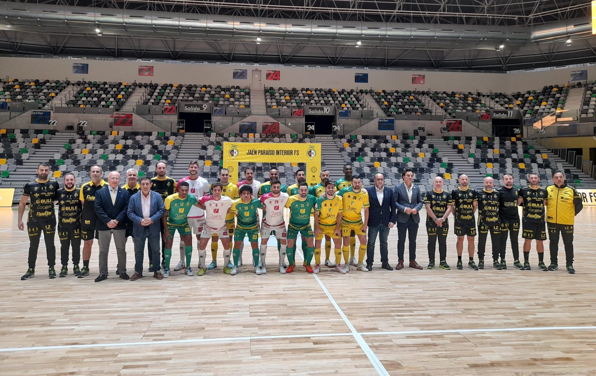 Los jugadores de la nueva plantilla y cuerpo técnico del club junto a las autoridades de Jaén y provincia