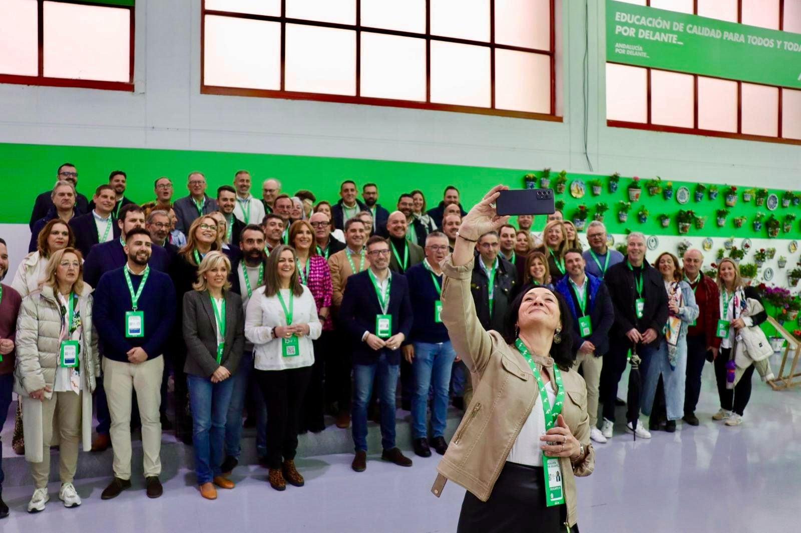 Foto de familia de la delegación del PSOE de Córdoba en el congreso del PSOE Andalucía en Armilla, Granada