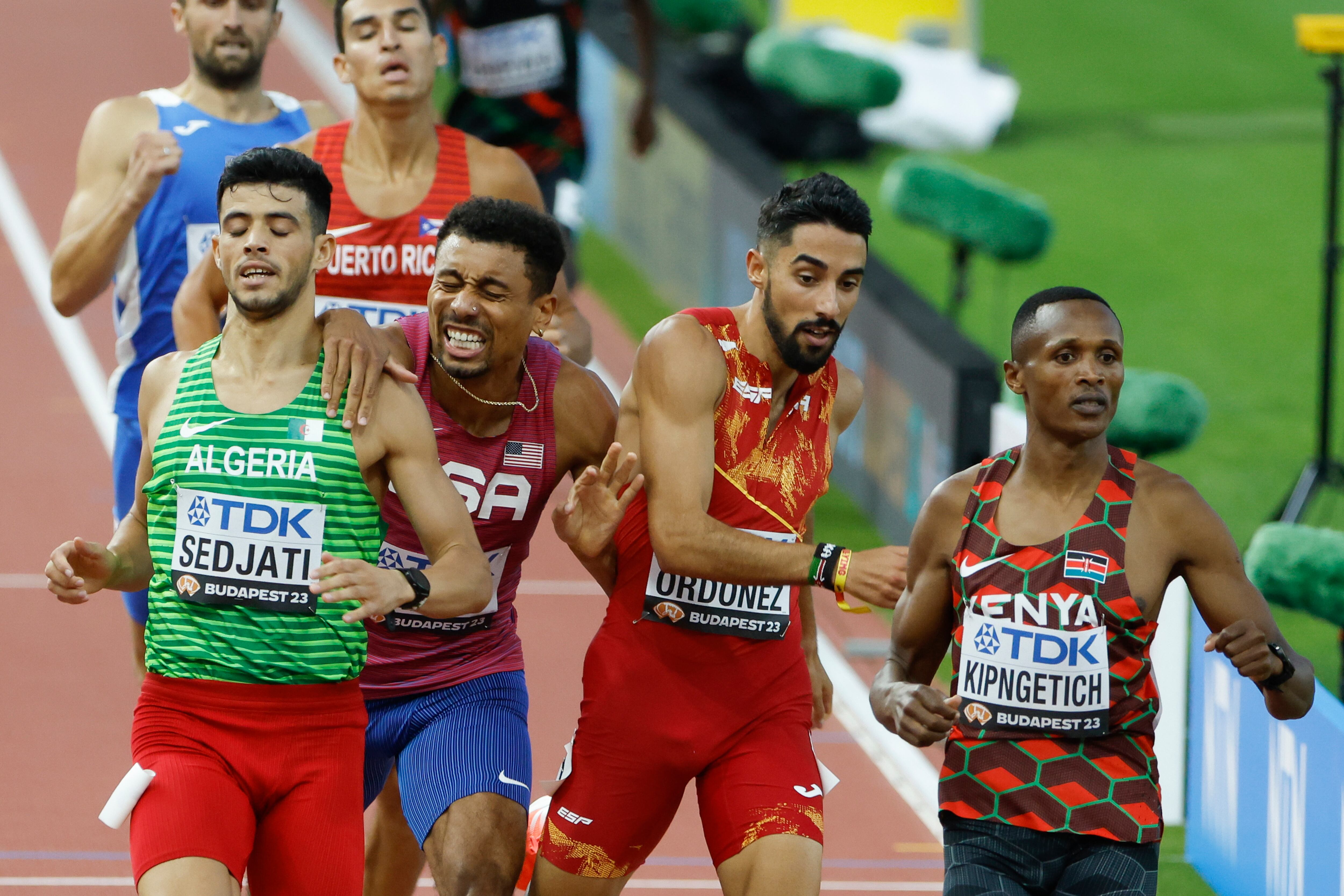 BUDAPEST (HUNGRÍA), 22/08/2023.- El atleta español Saúl Ordóñez (2d) se ha clasificado para las semifinales de los 800 metros del Campeonato del Mundo de Atletismo de Budapest, este martes en la capital húngara. EFE/Javier Etxezarreta