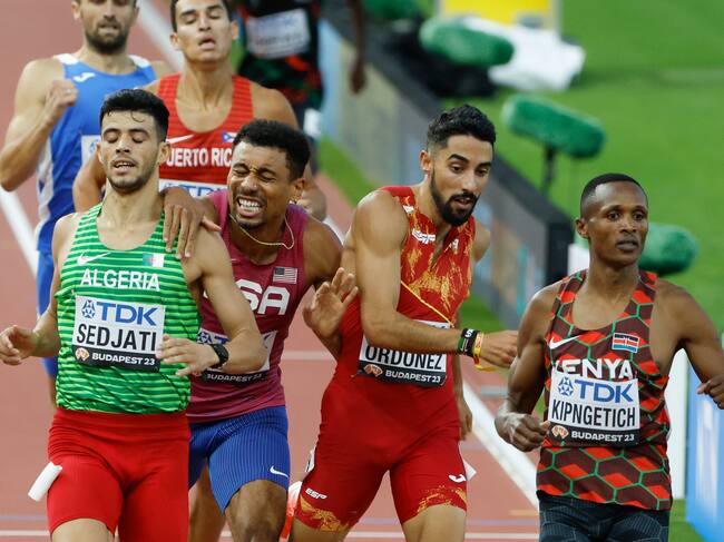 BUDAPEST (HUNGRÍA), 22/08/2023.- El atleta español Saúl Ordóñez (2d) se ha clasificado para las semifinales de los 800 metros del Campeonato del Mundo de Atletismo de Budapest, este martes en la capital húngara. EFE/Javier Etxezarreta