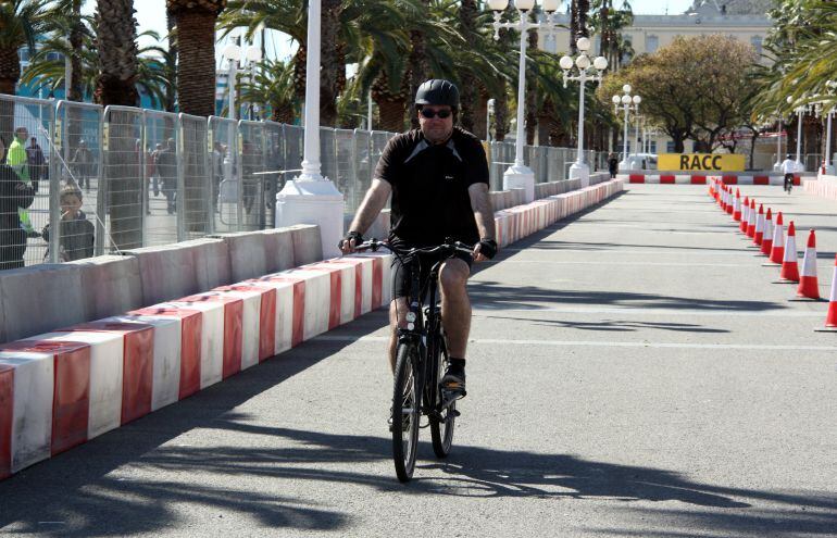 Un ciutadà prova la bicicleta elèctrica durant les jornades de vehicles elèctrics que es van celebrar el març passat al Moll de la Fusta de Barcelona, organitzades pel RACC i la Comissió Europea