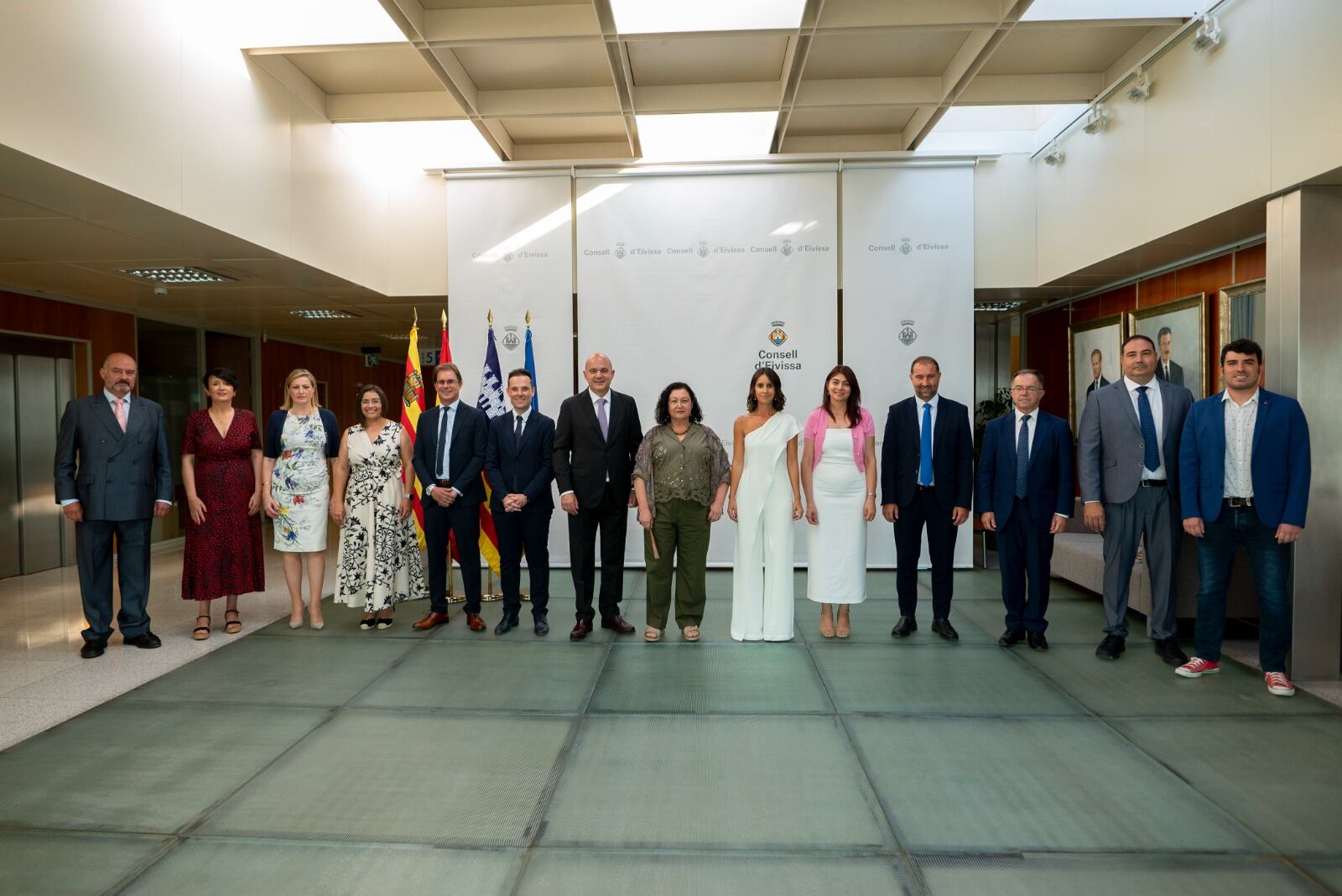 Imagen del presidente Marí con todos los consellers de la institución (Consell)