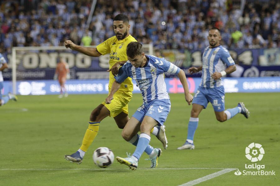 El centrocampista del Málaga Aleix Febas en el partido ante Las Palmas en La Rosaleda