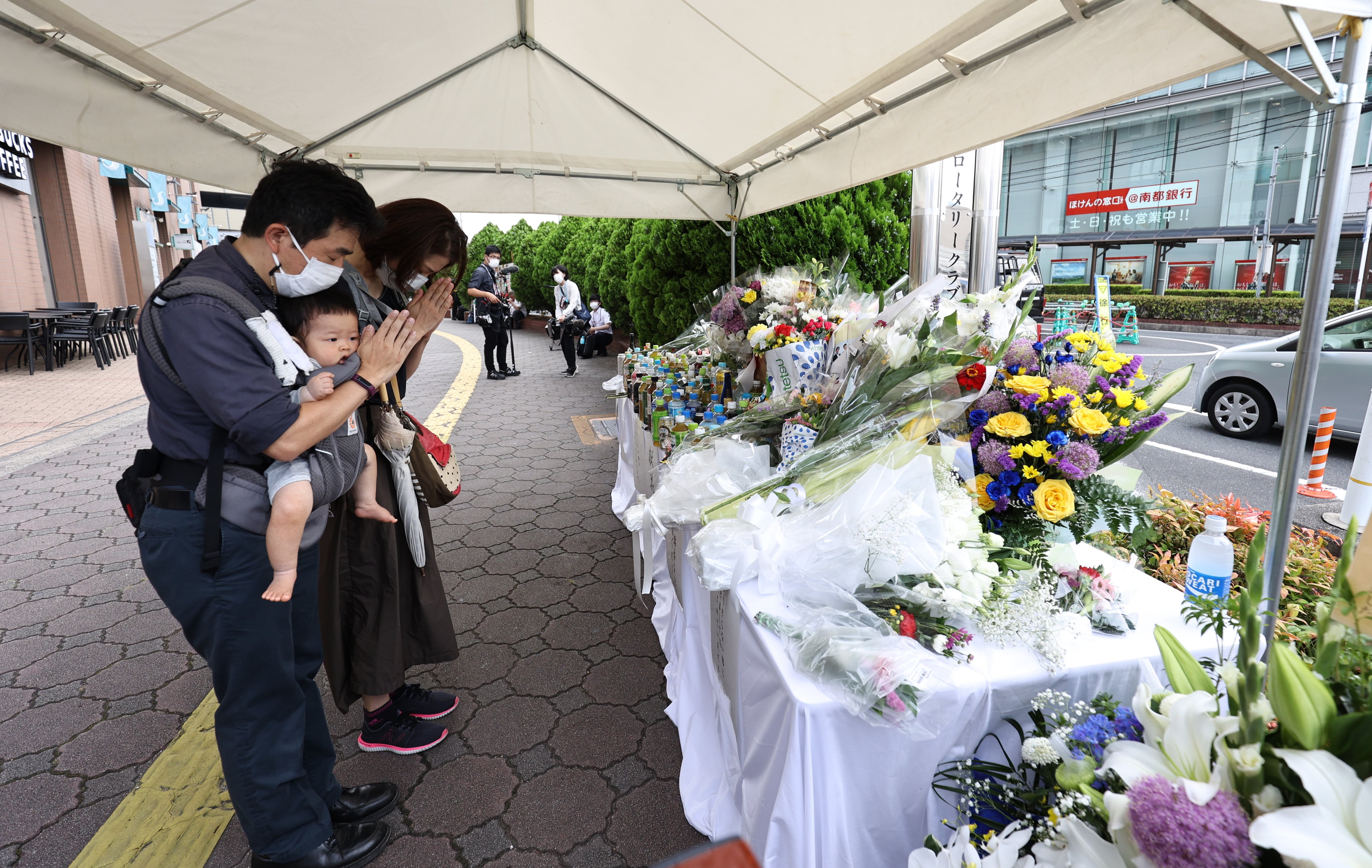 Ciudadanos ponen flores en memoria de Shinzo Abe