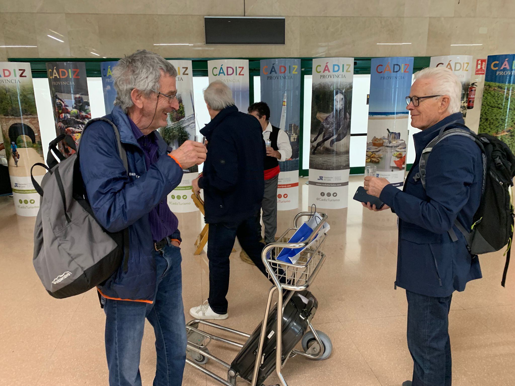 Los primeros viajeros que han llegado desde Berna al aeropuerto de Jerez disfrutando de un vino de la tierra