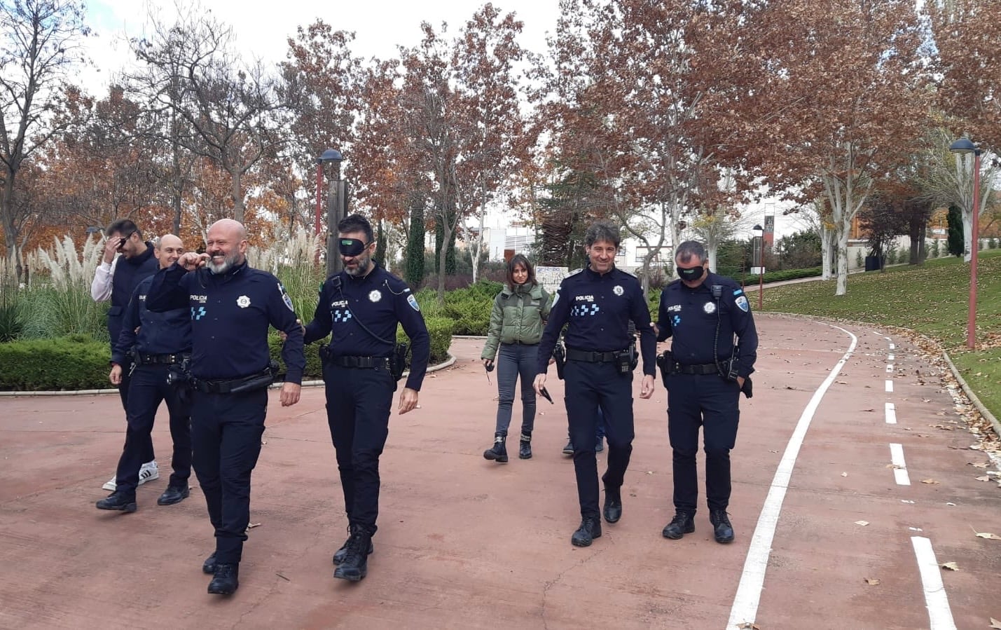 Policías locales de Guadalajara conociendo las dificultades de la falta de visión