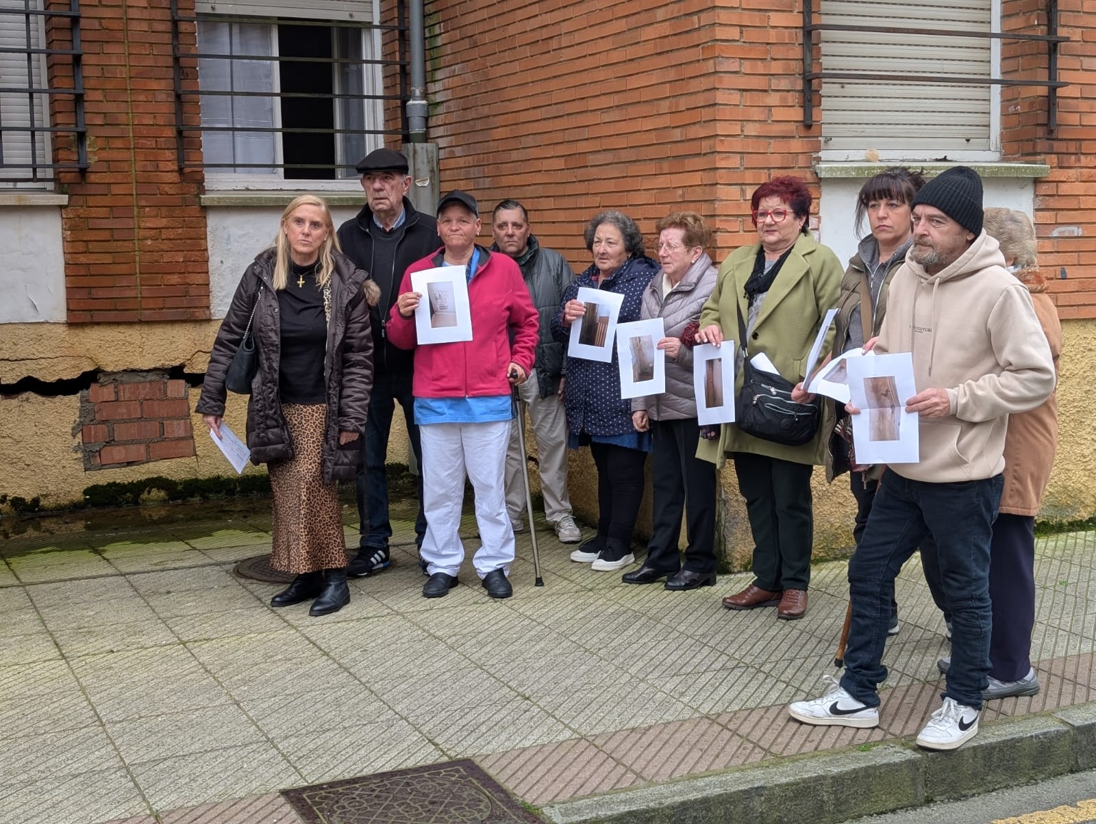 Vecinos de La Corredoria protestan por la situación de sus viviendas