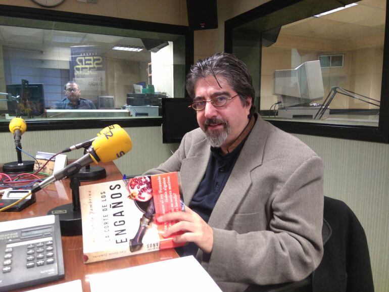 El autor en los estudios de Radio Zamora