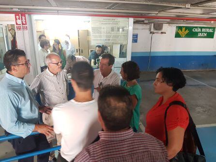 Tensa conversación entre trabajadores y parte del gobierno municipal