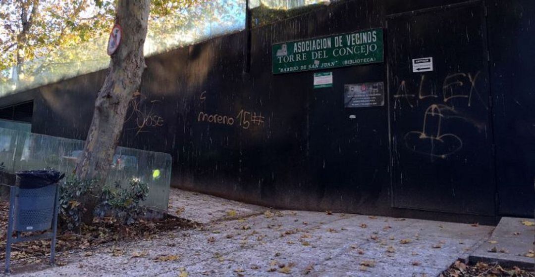 Entrada a la sede de la asociación de vecinos &#039;Torre del Concejo&#039;.