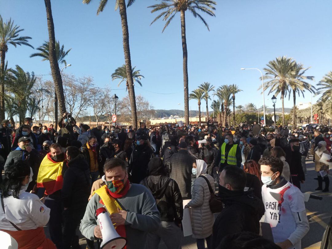 Manifestantes en la protesta ilegal frente al Consolat de Mar