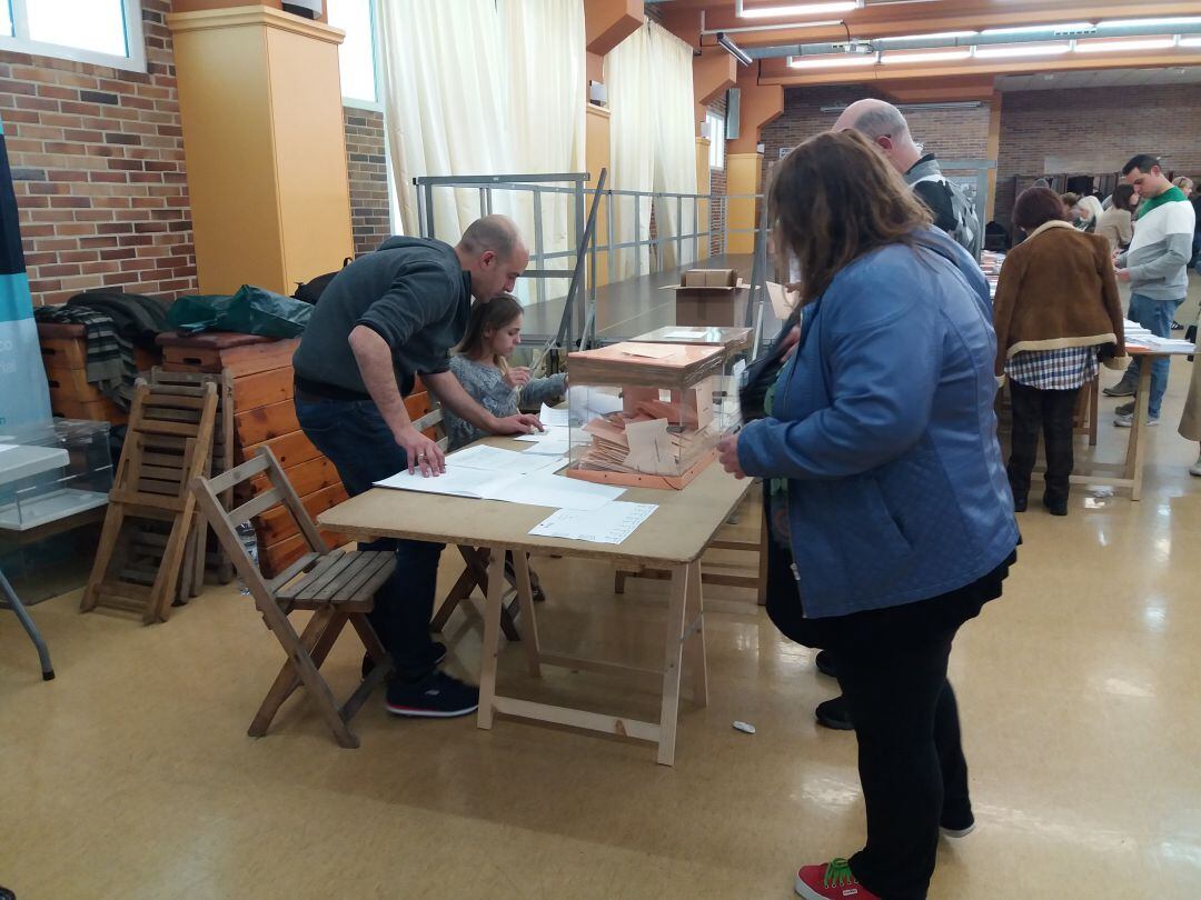 Ciudadanos votando en su mesa electoral
