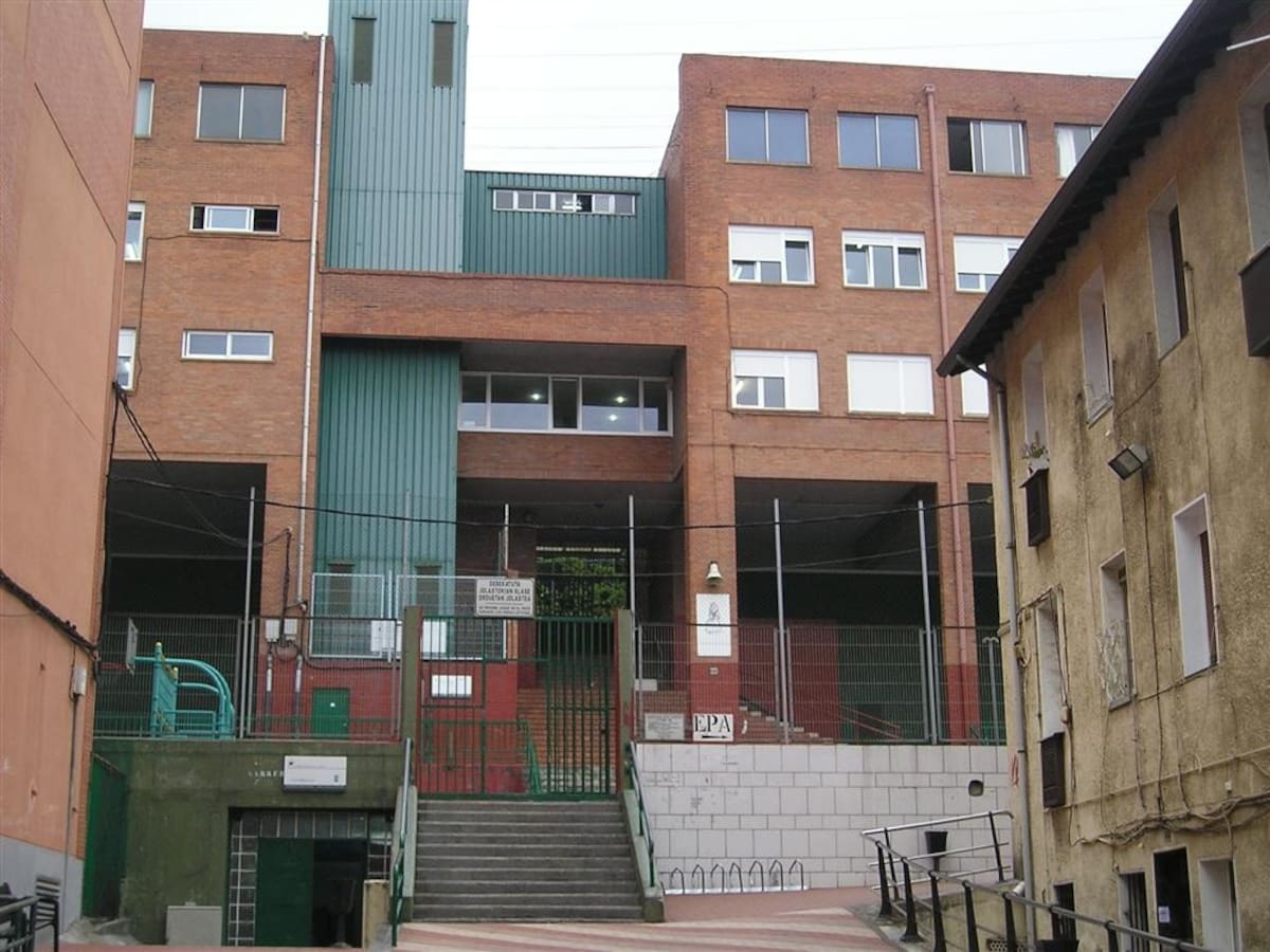 ¿Qué pasará con los colegios que cierran en Bizkaia? Los ayuntamientos estudian nuevos usos para los edificios vacíos