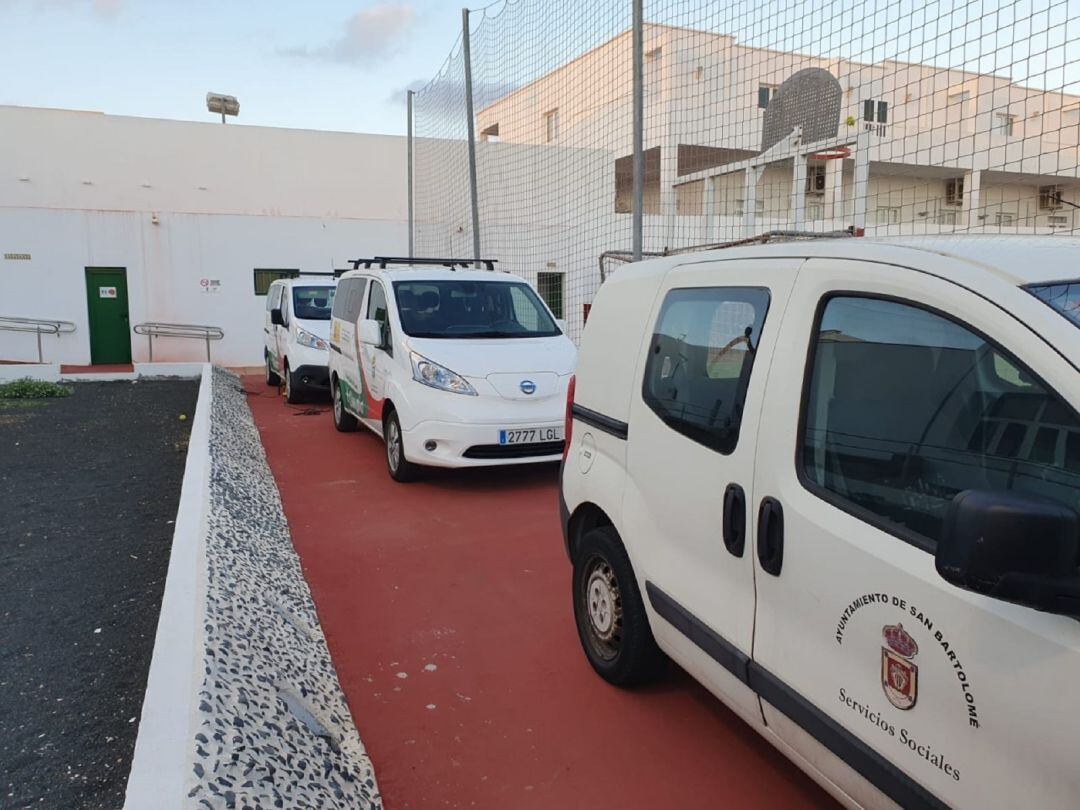 Vehículos eléctricos del parque móvil del Ayuntamiento de San Bartolomé.