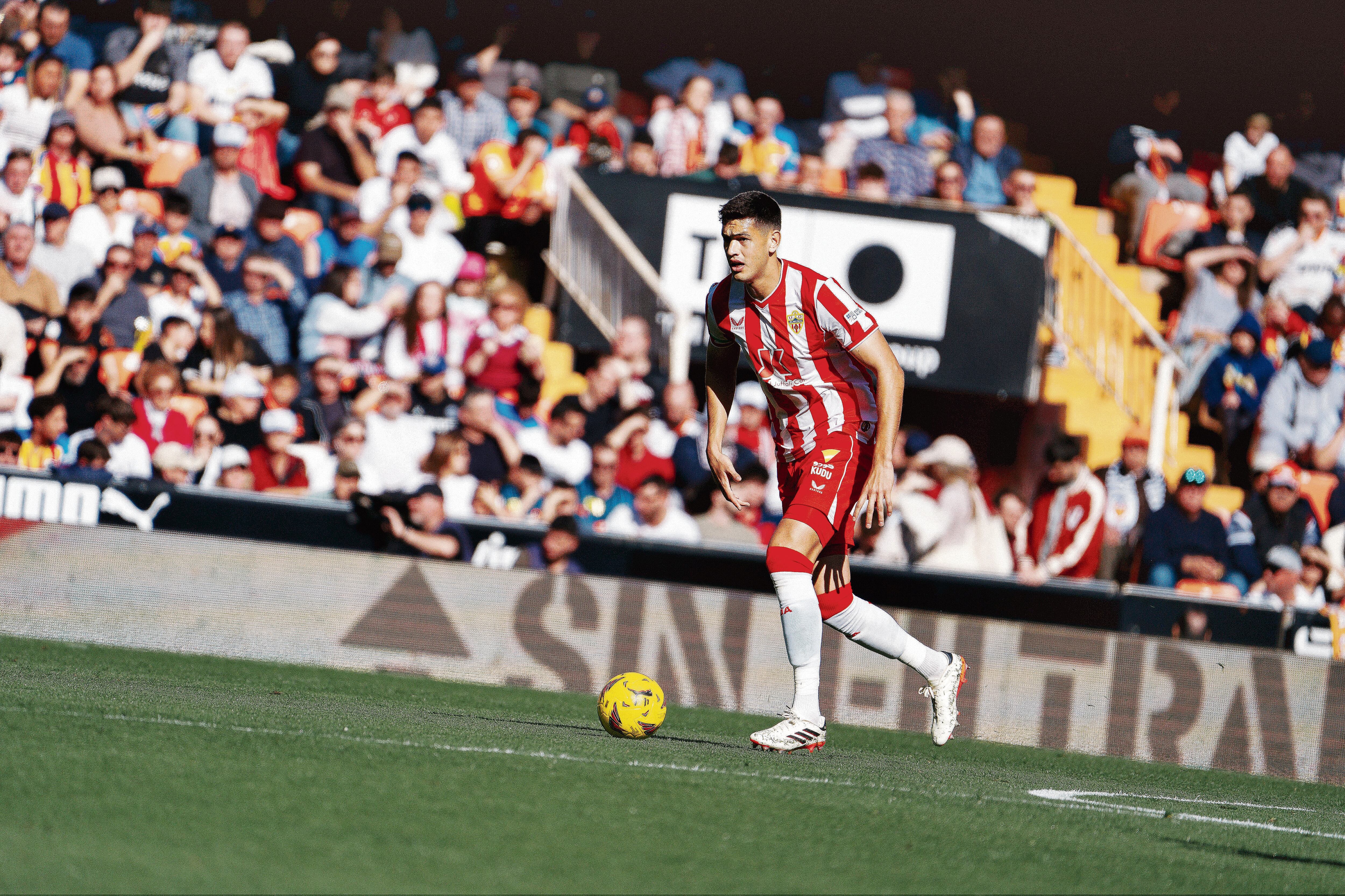 César Montes en el Valencia-Almería.