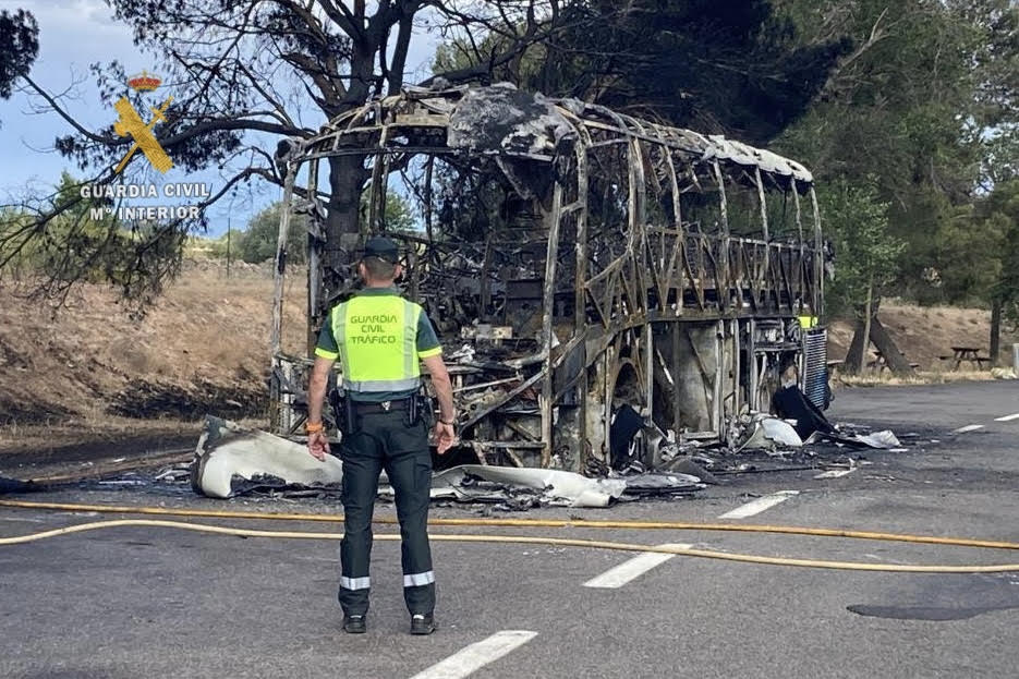 Así quedaba el autobús calcinado en la AP-2
