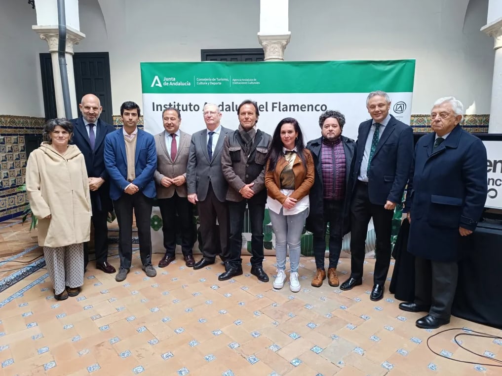 De izquierda a derecha, Carmen Ortiz, delegada provincial de Cultura de la Junta de Andalucía; Manuel Alés, delegado municipal de Fiestas Mayores; Luis Ybarra, director de la Bienal de Flamenco; Ricardo Sánchez, delegado del Gobierno de la Junta en Servilla; Paco Vélez, presidente del Consejo; Pedro María Peña, La Yiya, Rafael de Utrera, Alberto García Reyes y Francisco Herrero, presidente de la Cámara de Comercio de Sevilla