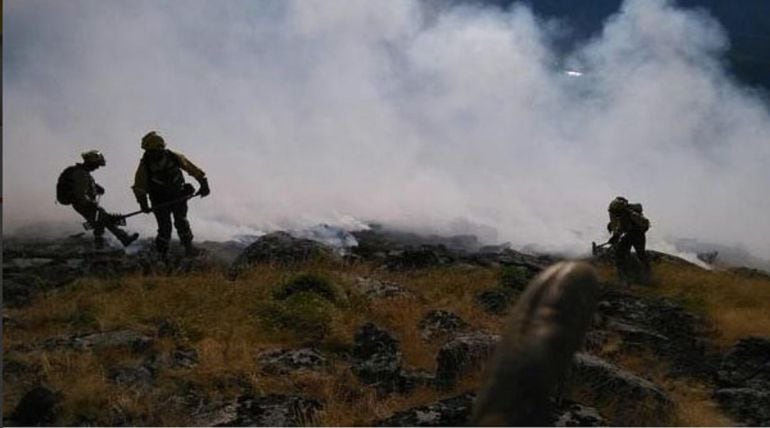 Bomberios forestales trabajan en el lugar del siniestro, en Acebo.