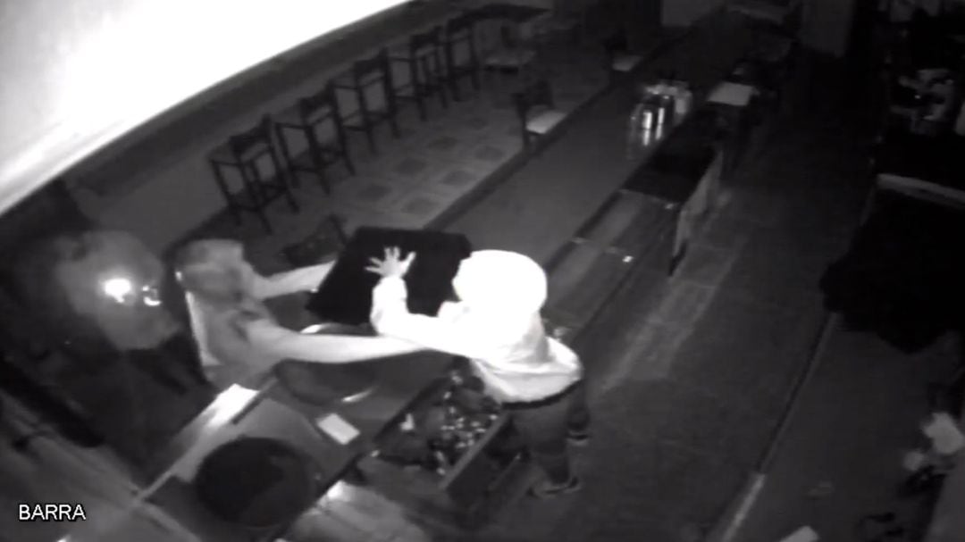 Imagen captada por una cámara de vigilancia de un bar, durante un robo