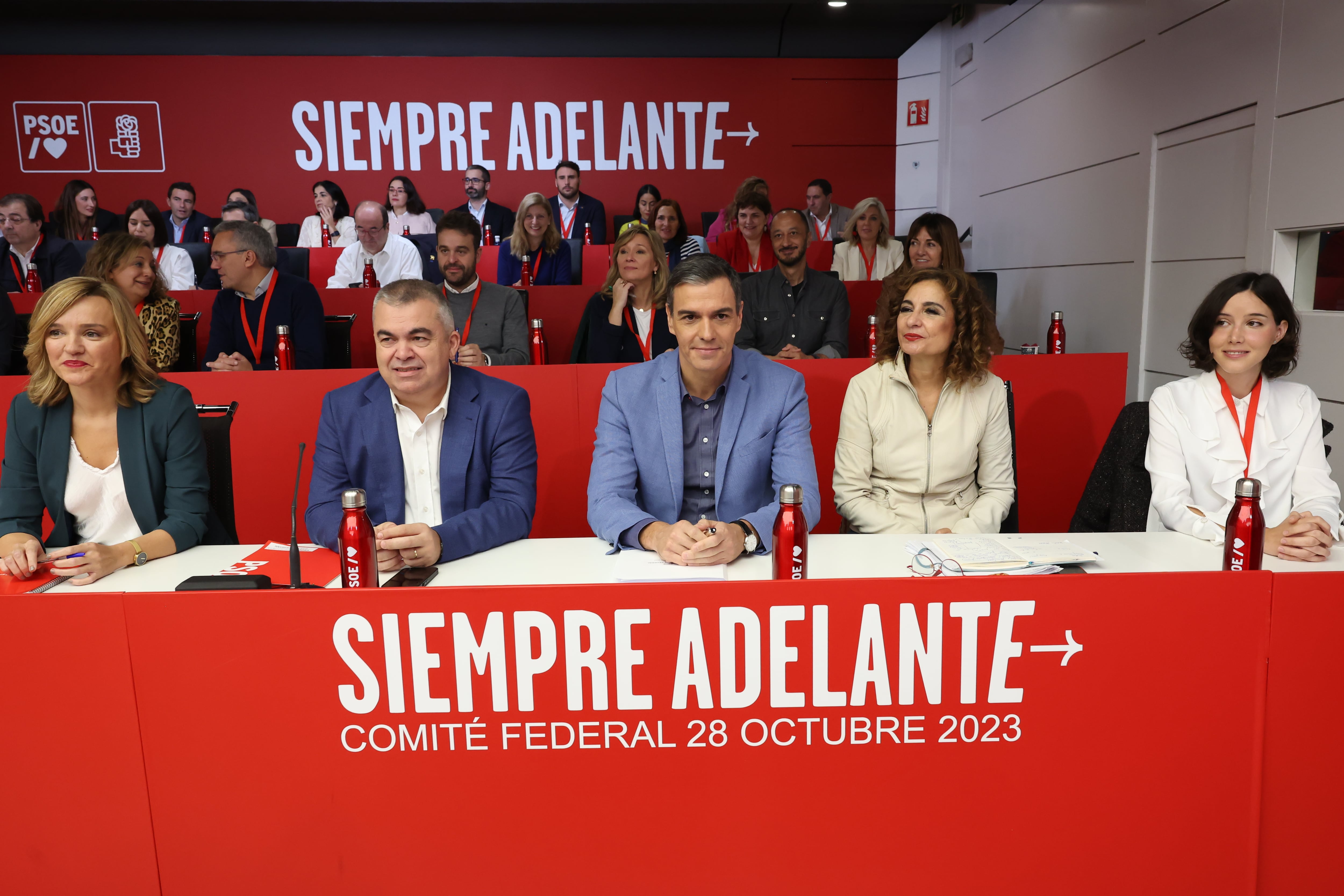 El presidente del Gobierno en funciones y líder socialista Pedro Sánchez (c) junto a la vicesecretaria general María Jesús Montero (2d) y el secretario de Organización, Santos Cerdán (2i), entre otros, durante la reunión de Comité Federal del PSOE, este sábado en la sede de Ferraz, en Madrid. EFE/ Kiko Huesca