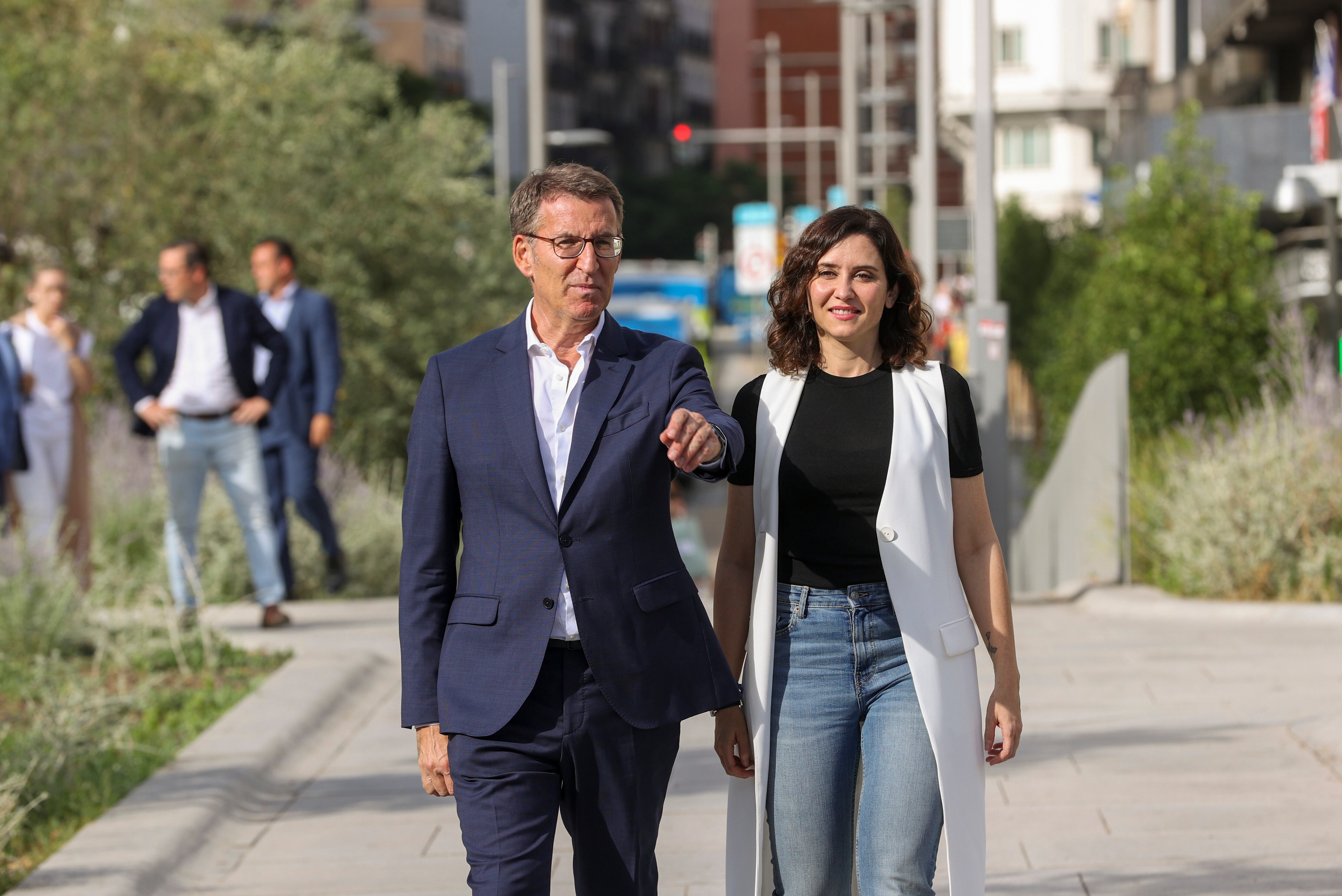 El presidente del PP, Alberto Núñez Feijóo (i), y la presidenta de la Comunidad de Madrid, Isabel Díaz Ayuso, participan en la presentación de la candidatura por Madrid para las elecciones del 23 de julio este miércoles en la Plaza de España de la capìtal.